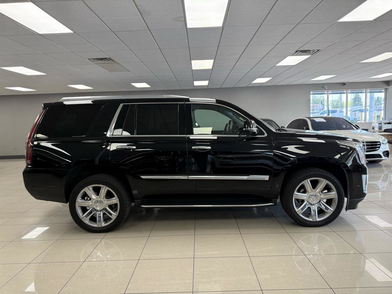 Used 2018 Cadillac Escalade Luxury AWD/4WD image 6
