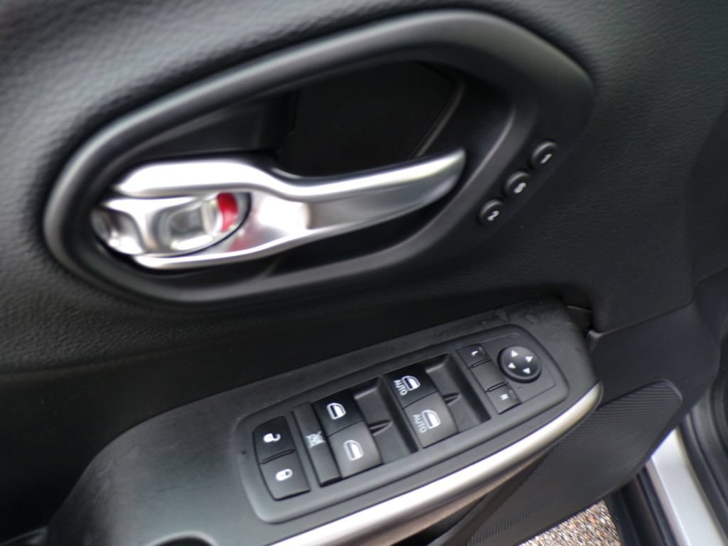Used 2019 Jeep Cherokee Limited AWD/4WD image 23