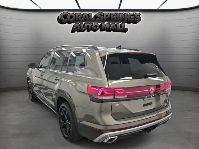 Used 2025 Volkswagen Atlas Peak Edition SE AWD/4WD image 4
