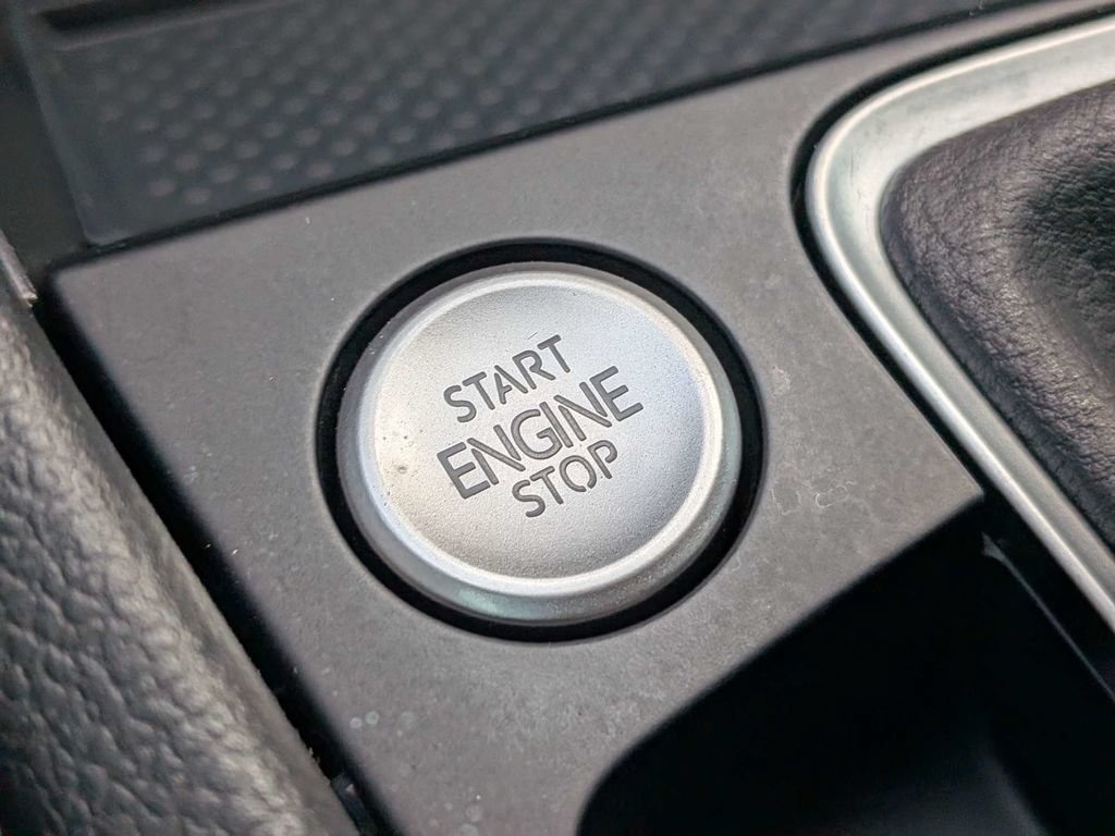 Used 2025 Volkswagen Jetta SE FWD image 27