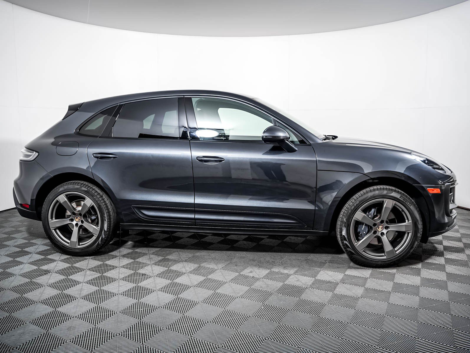 Certified 2022 Porsche Macan AWD/4WD image 9