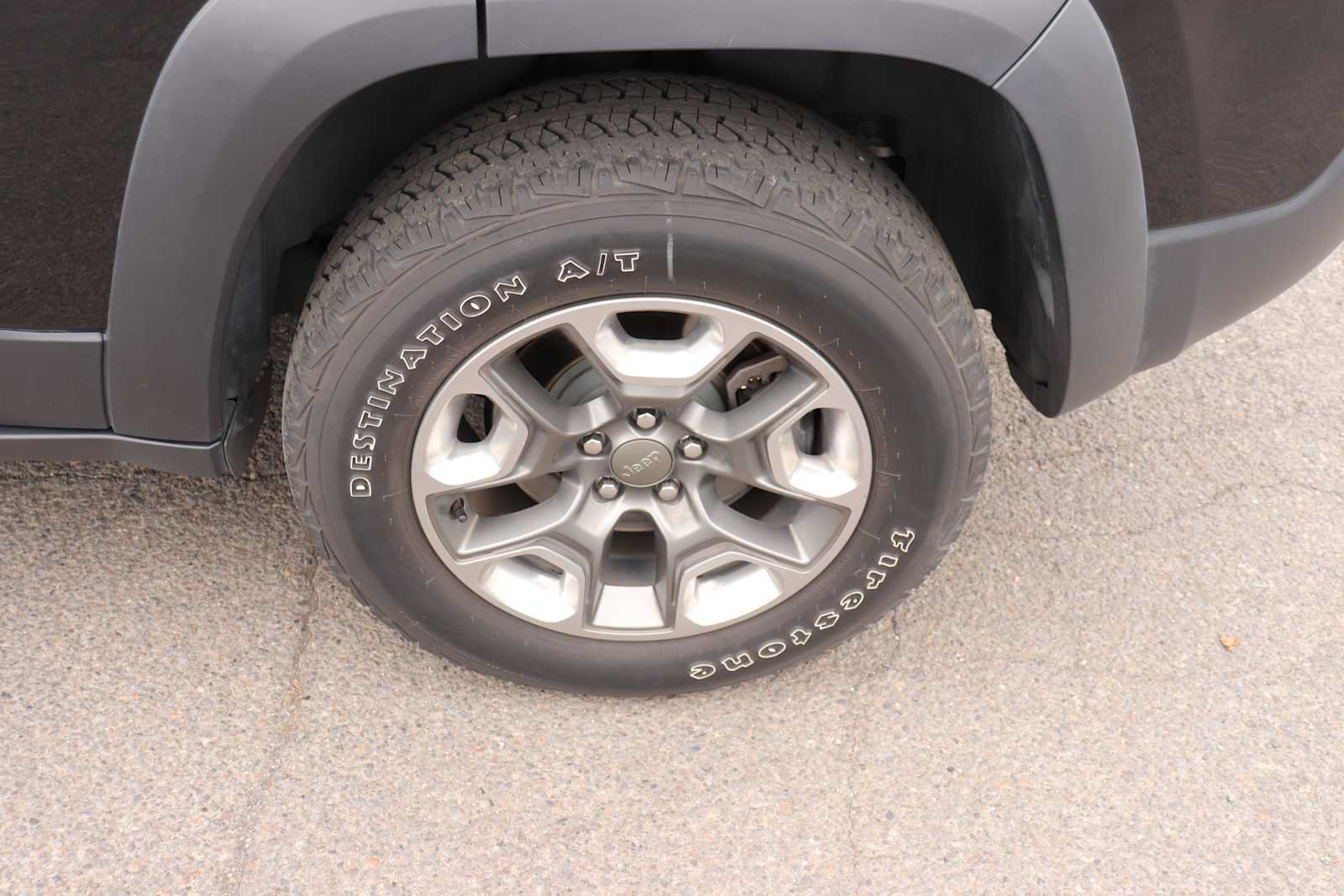 Used 2019 Jeep Cherokee Trailhawk AWD/4WD image 9