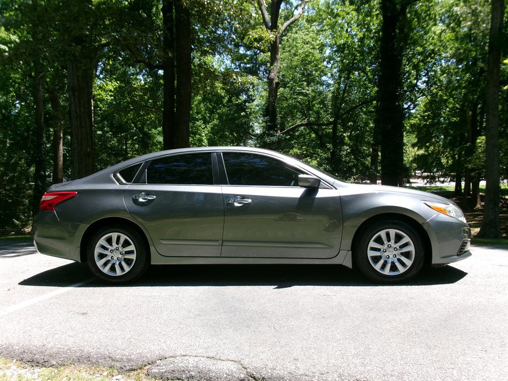 Used 2017 Nissan Altima 2.5 S w/ Power Driver Seat Package FWD image 4