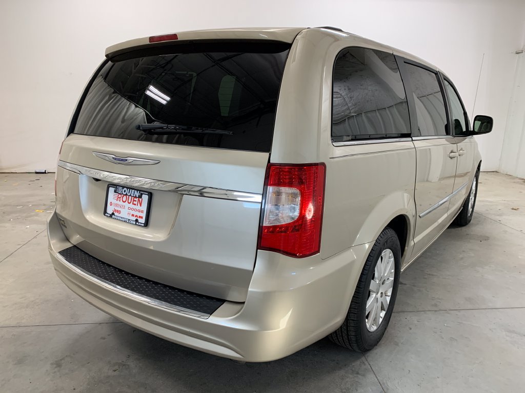 Used 2016 Chrysler Town & Country Touring FWD image 8