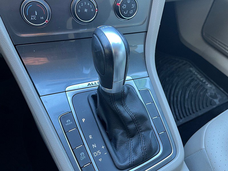 Used 2017 Volkswagen Golf Alltrack S image 27