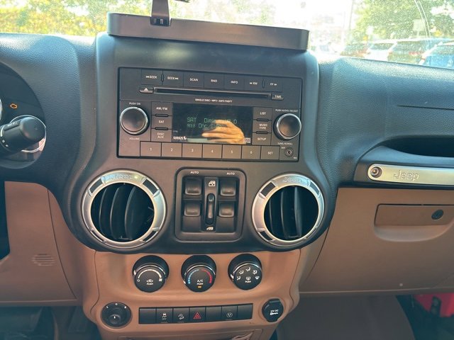 Used 2015 Jeep Wrangler Unlimited Sahara image 14