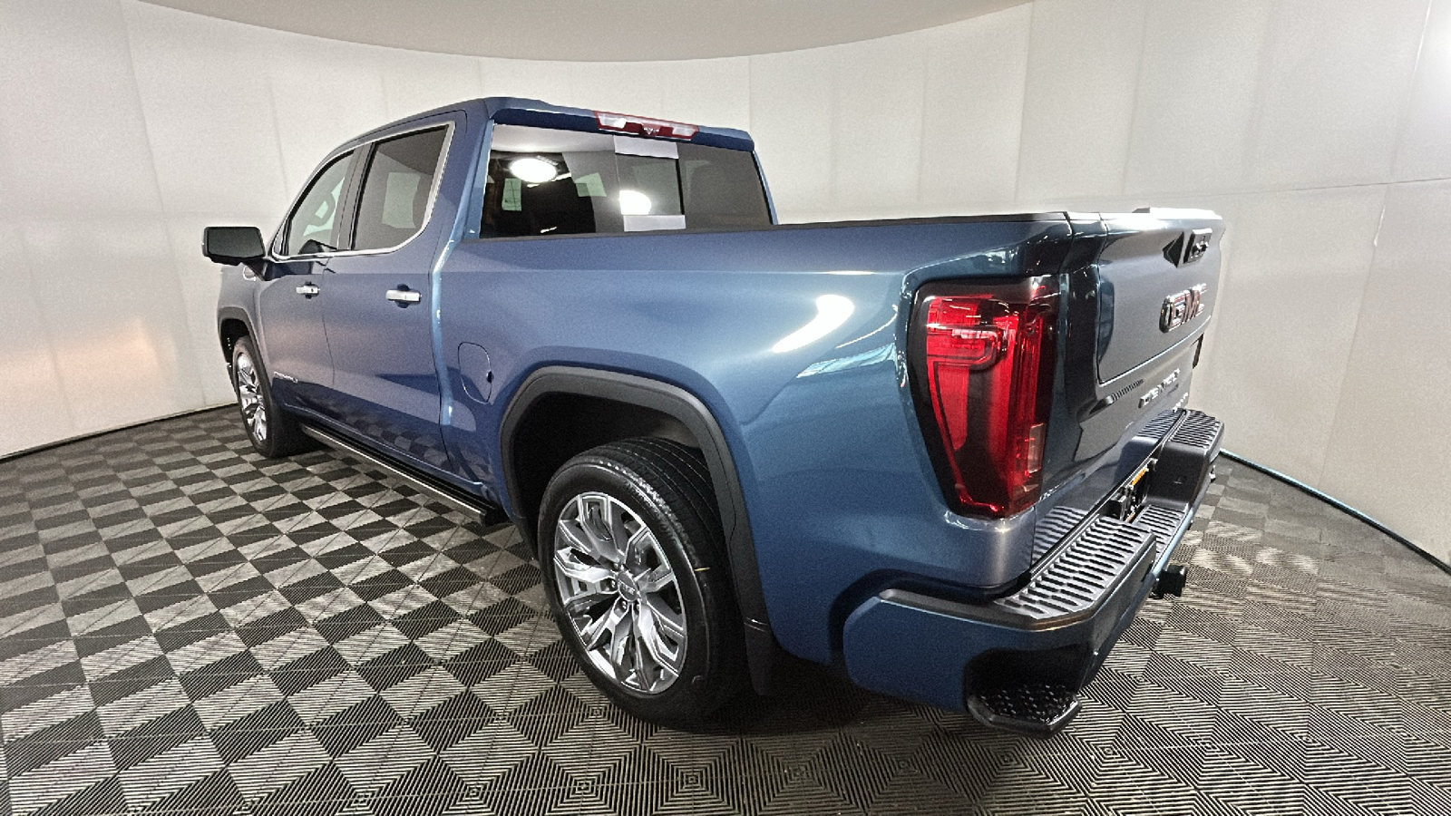 Used 2024 GMC Sierra 1500 Denali AWD/4WD image 5