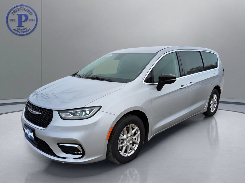 Used 2024 Chrysler Pacifica Touring-L FWD image 3