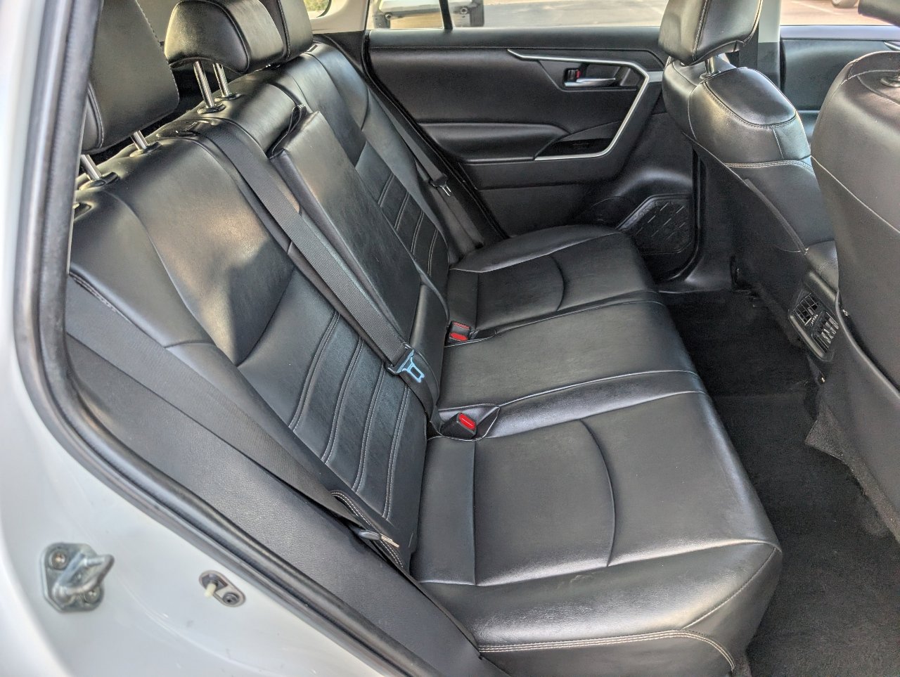 Used 2021 Toyota RAV4 XLE Premium image 5