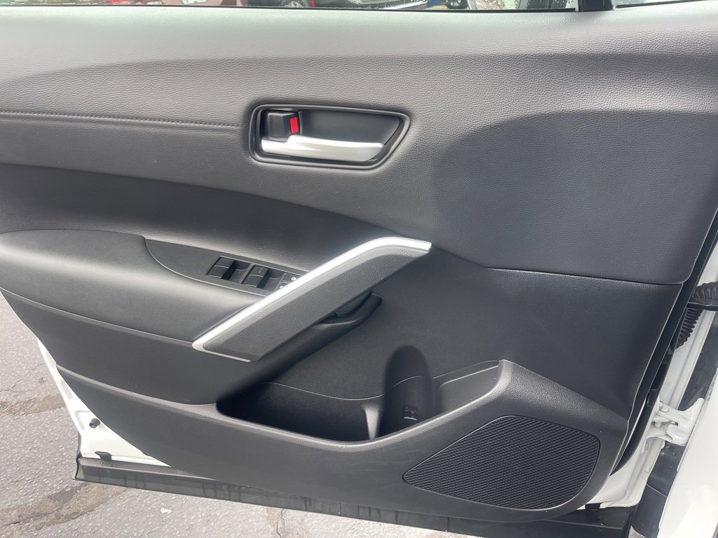 Used 2022 Toyota Corolla Cross XLE w/ Convenience Package image 9