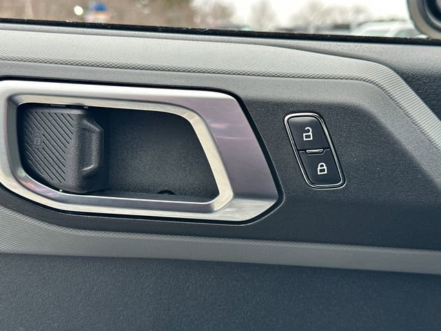 Used 2023 Ford Bronco Everglades image 23