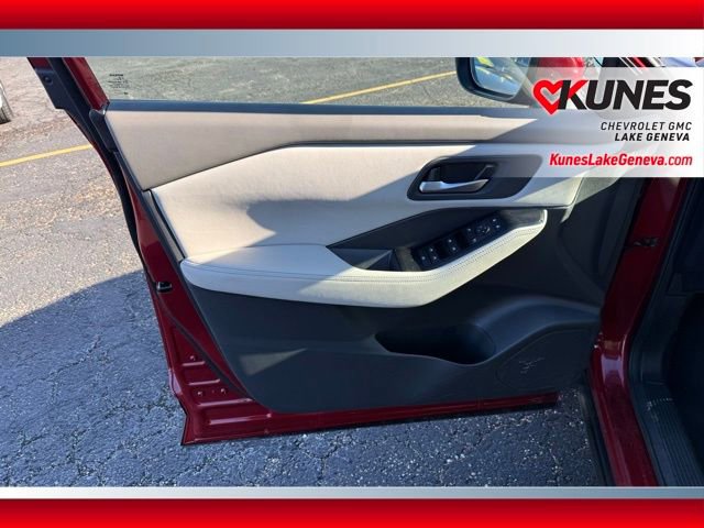 Used 2025 Nissan Rogue SV image 14
