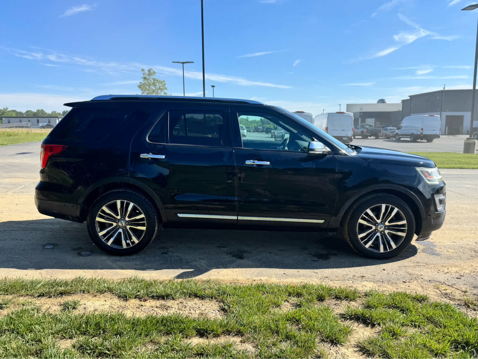 Used 2017 Ford Explorer Platinum AWD/4WD image 3