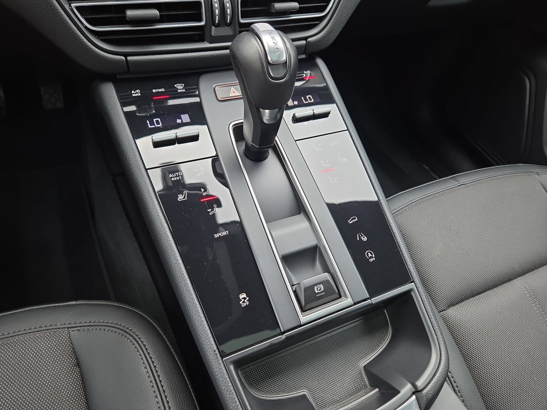 Used 2025 Porsche Macan AWD/4WD image 22