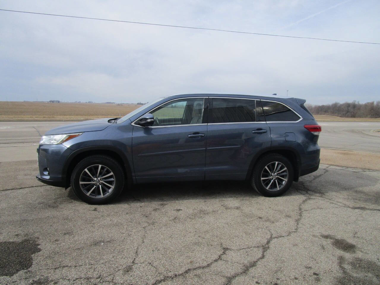 Used 2017 Toyota Highlander XLE w/ Protection Package #3 image 2