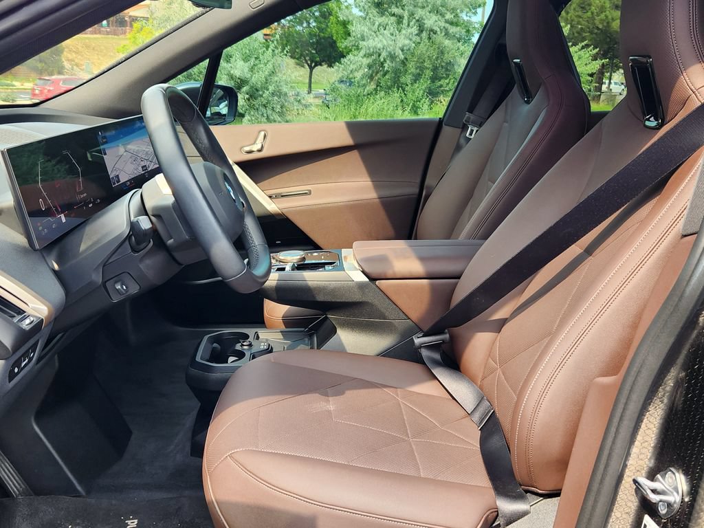 Used 2023 BMW iX xDrive50 w/ Sport Package AWD/4WD image 8