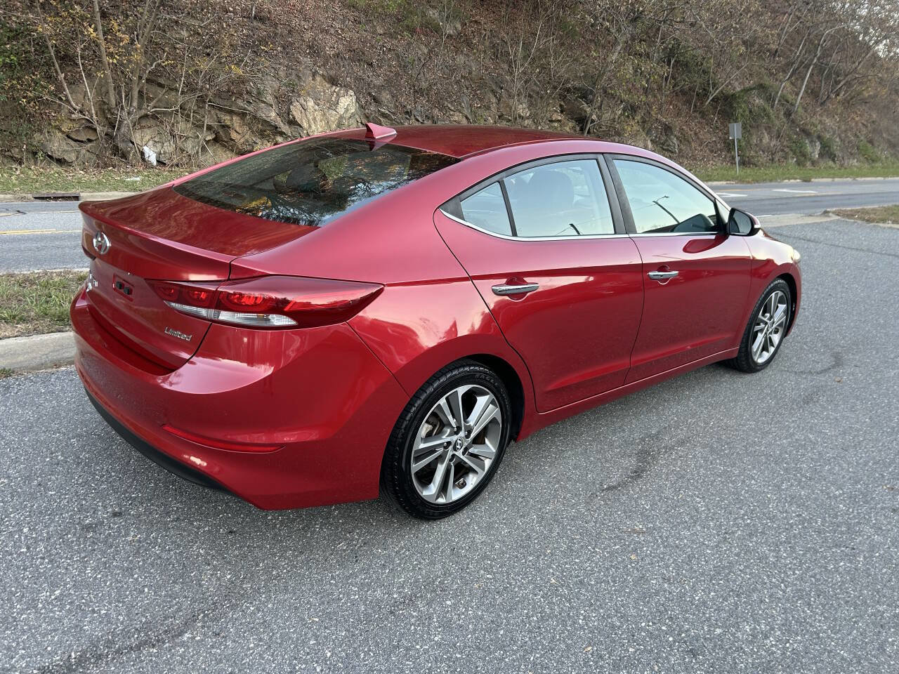 Used 2017 Hyundai Elantra Limited image 7