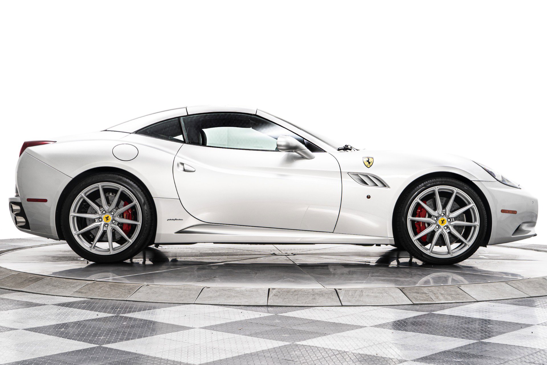 Used 2013 Ferrari California image 18