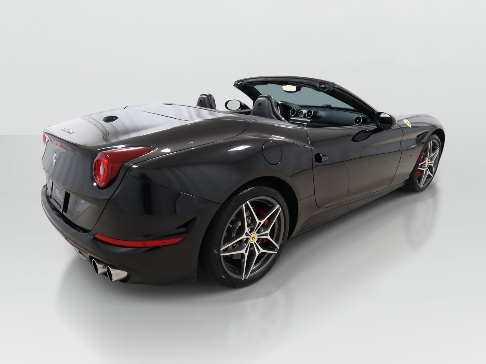 Used 2016 Ferrari California T RWD image 8