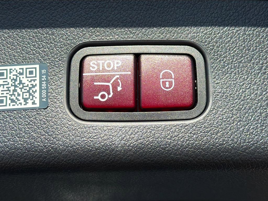 Used 2025 Mercedes-Benz GLC 350e 4MATIC image 13