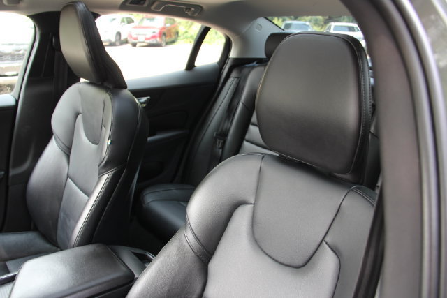 Used 2020 Volvo S60 T5 Momentum FWD image 19