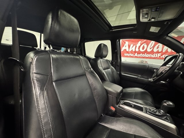 Used 2021 Toyota Tacoma Limited w/ Nightshade Package AWD/4WD image 11