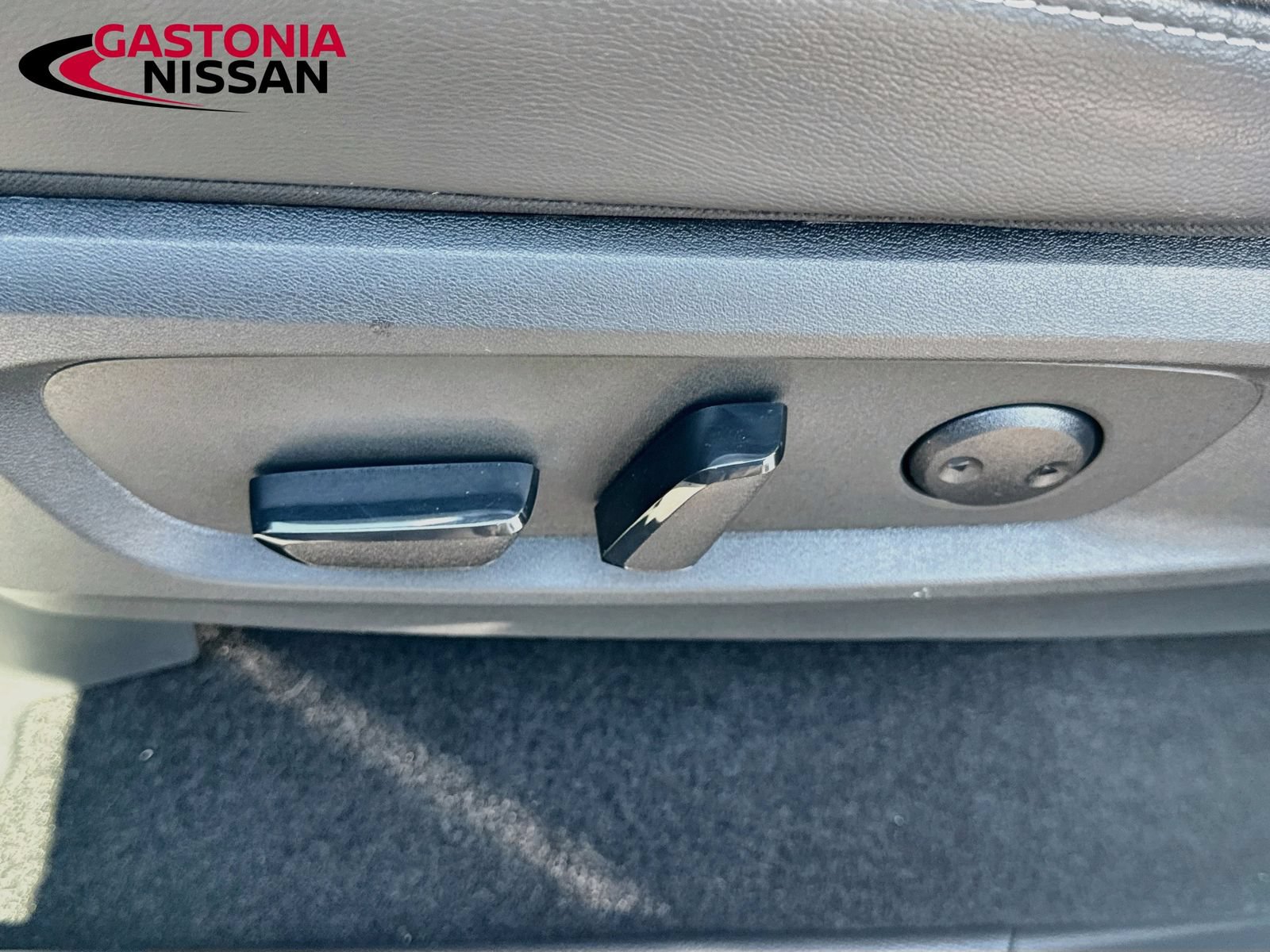 Used 2025 Nissan Pathfinder SL w/ Black Appearance Package FWD image 26