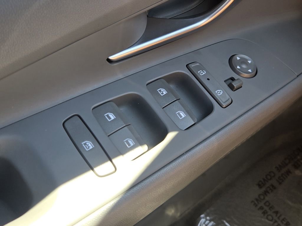 Certified 2025 Hyundai Elantra SEL FWD image 28
