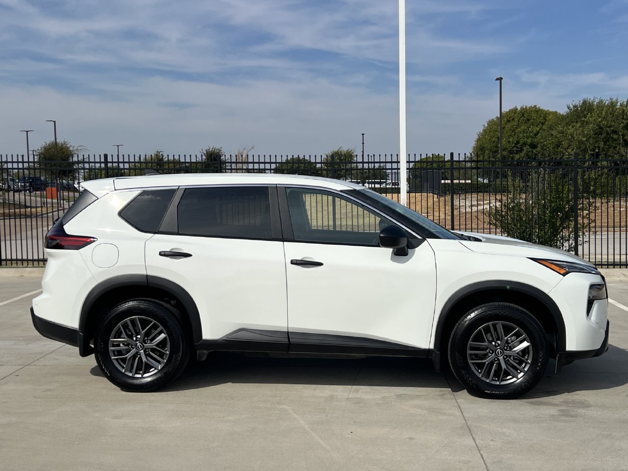 Used 2026 Nissan Rogue S FWD image 3
