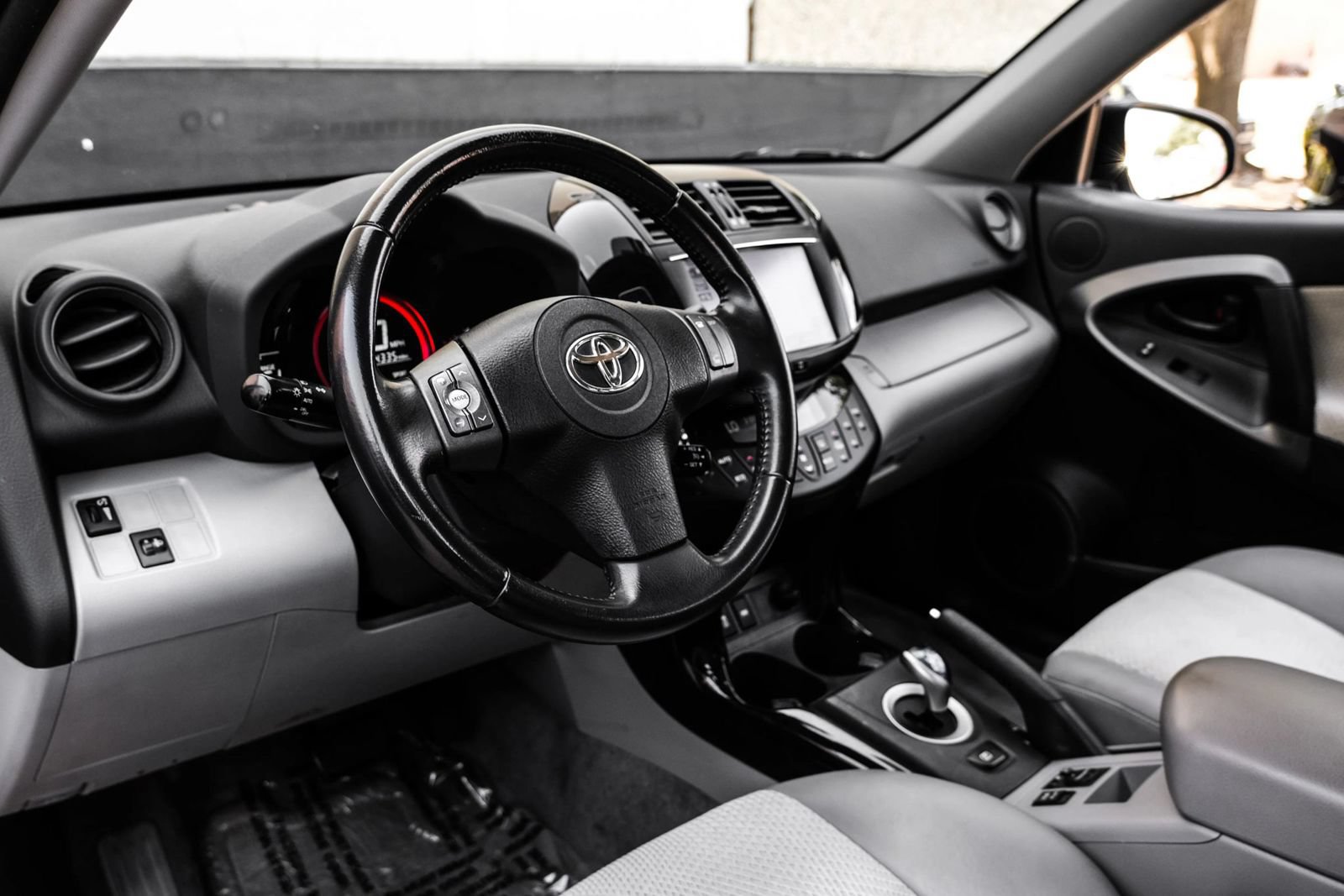 Used 2014 Toyota RAV4 EV FWD image 2