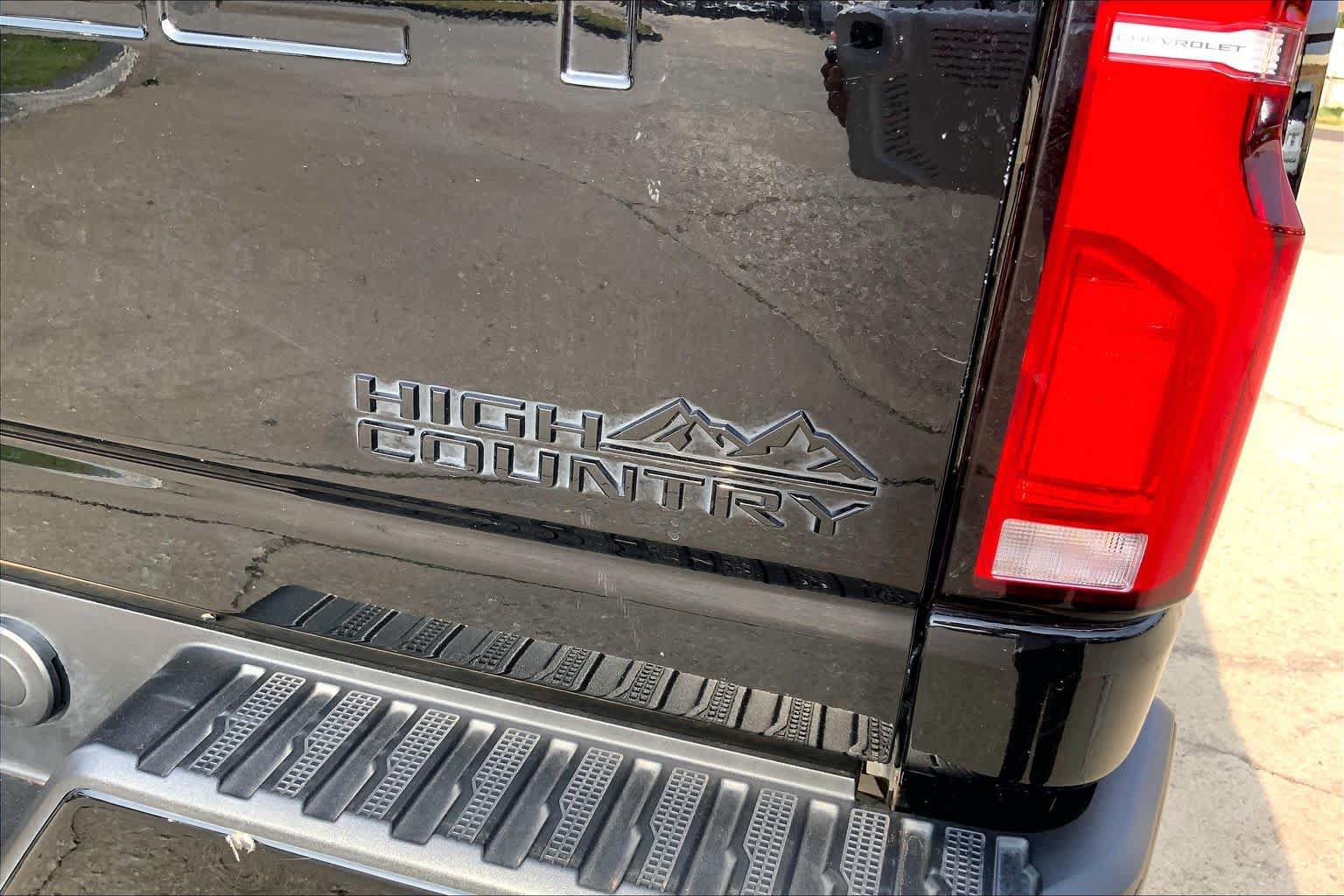 Used 2024 Chevrolet Silverado 2500 High Country w/ High Country Premium Package AWD/4WD image 9