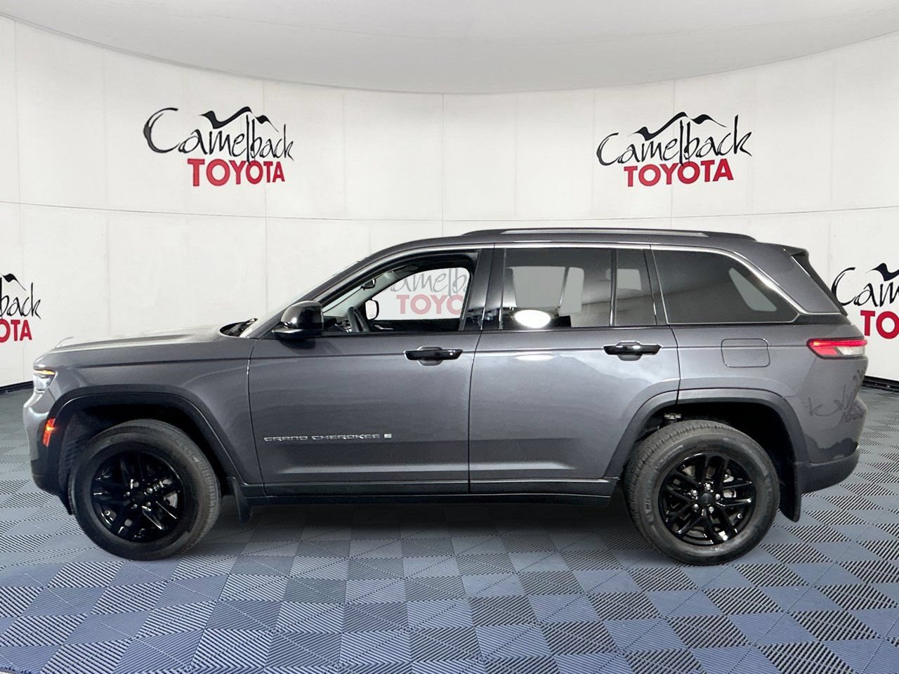 Used 2023 Jeep Grand Cherokee Laredo X RWD image 4