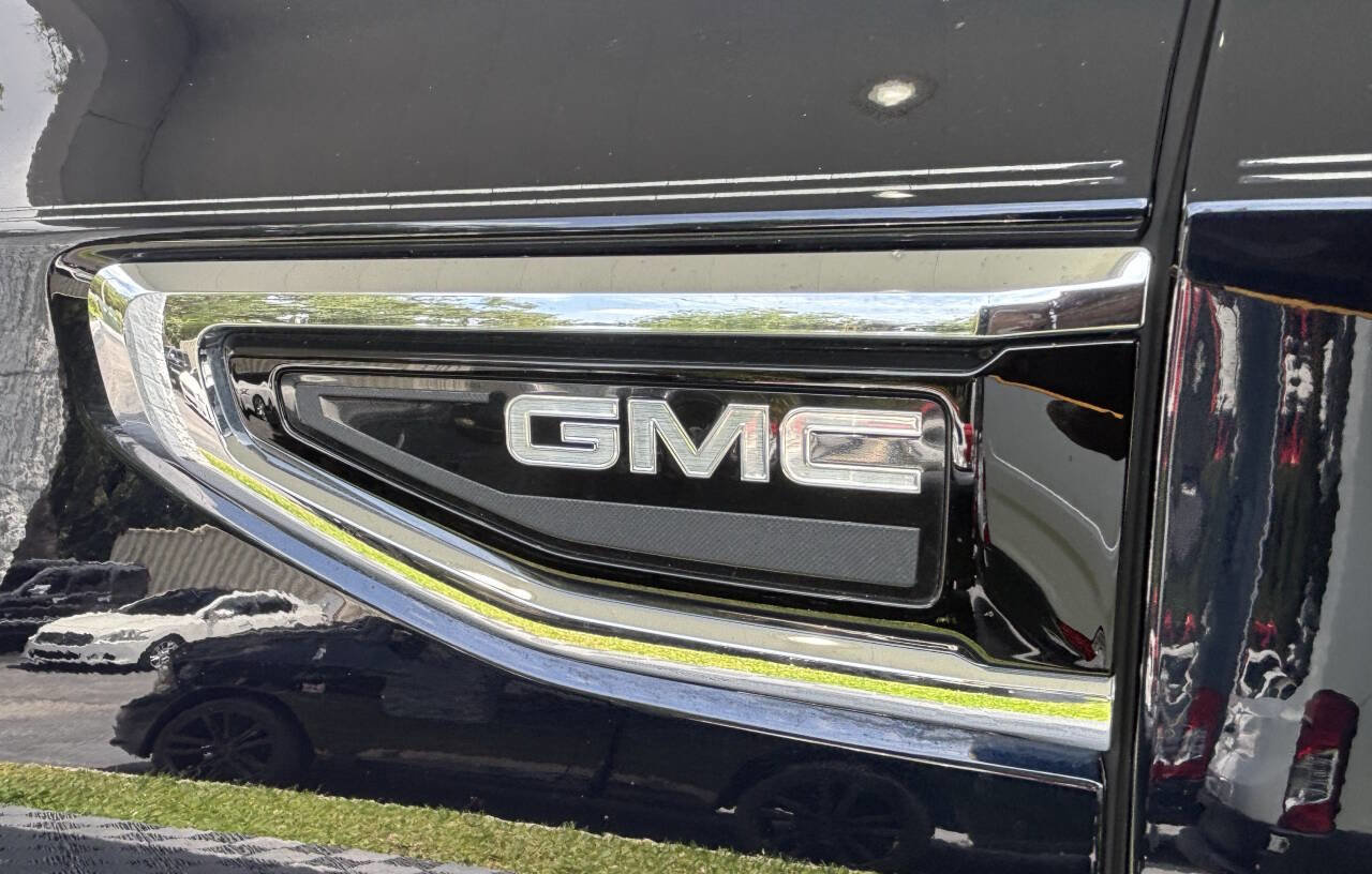 Used 2023 GMC Yukon SLT w/ SLT Premium Package AWD/4WD image 4