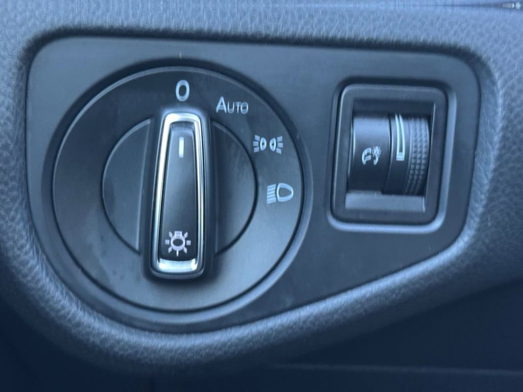 Used 2021 Volkswagen Golf 4-Door image 18