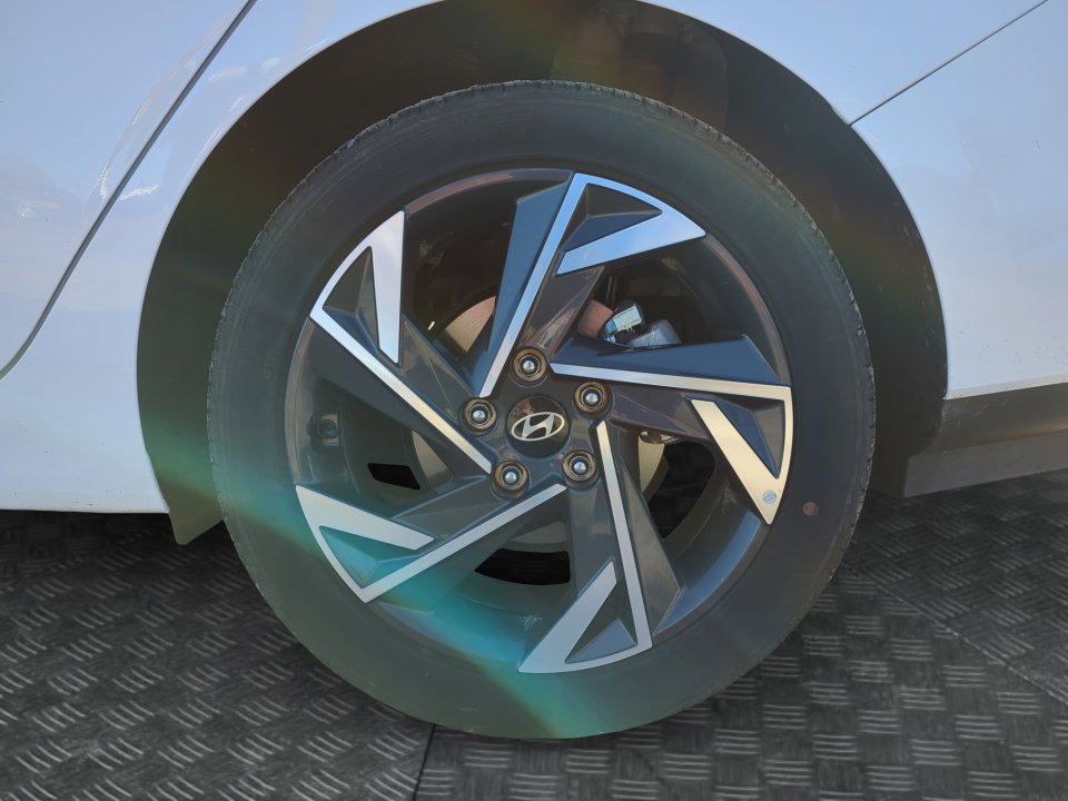 Certified 2025 Hyundai Elantra Sport image 17