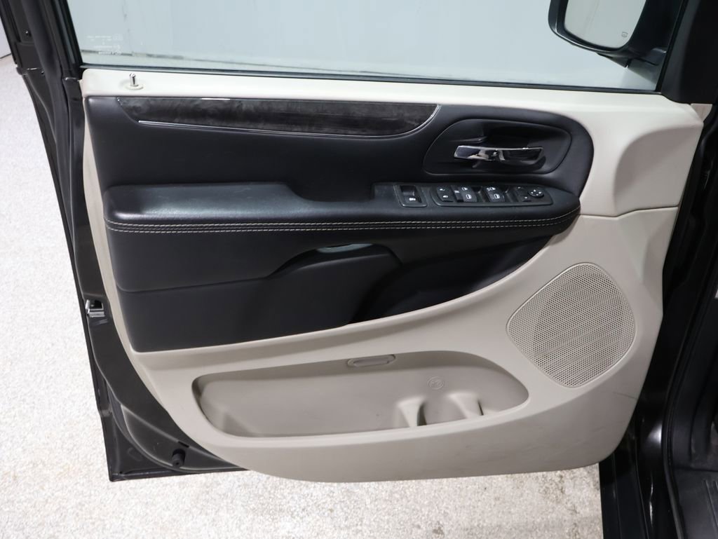 Used 2015 Chrysler Town & Country Touring image 12