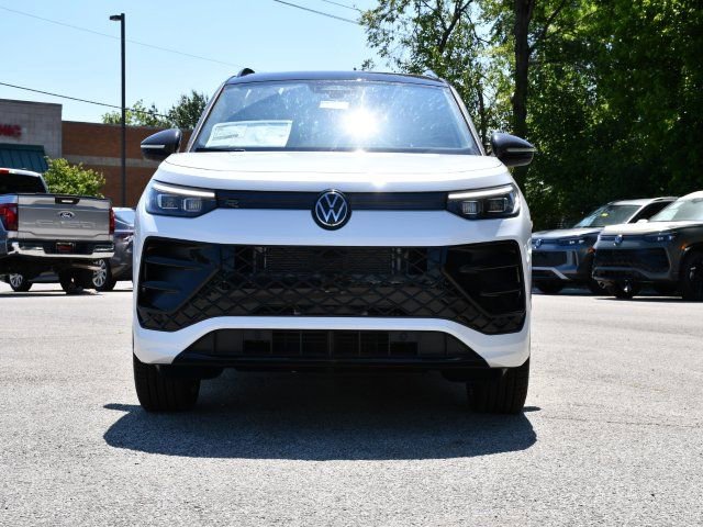 New 2026 Volkswagen Tiguan SE R-Line FWD image 2