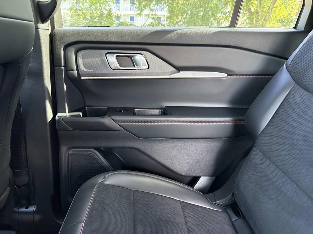 Used 2025 Ford Explorer ST RWD image 17