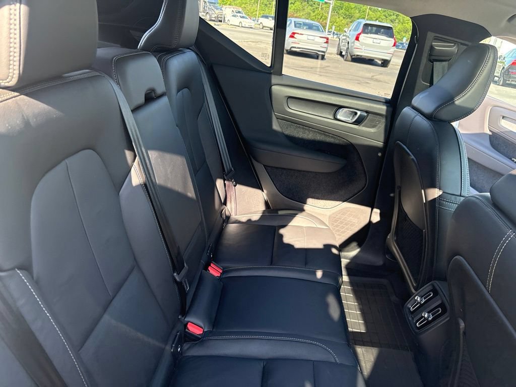 Certified 2024 Volvo XC40 B5 Plus w/ Protection Package Premier AWD/4WD image 39