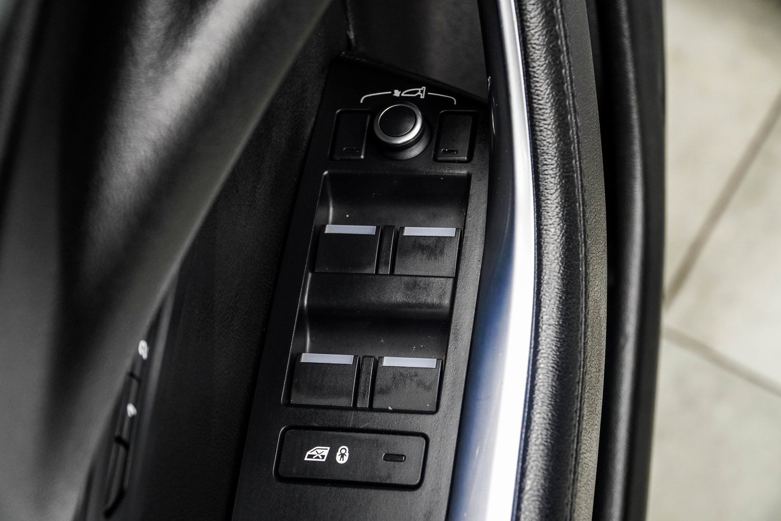 Used 2020 Jaguar XE S image 32