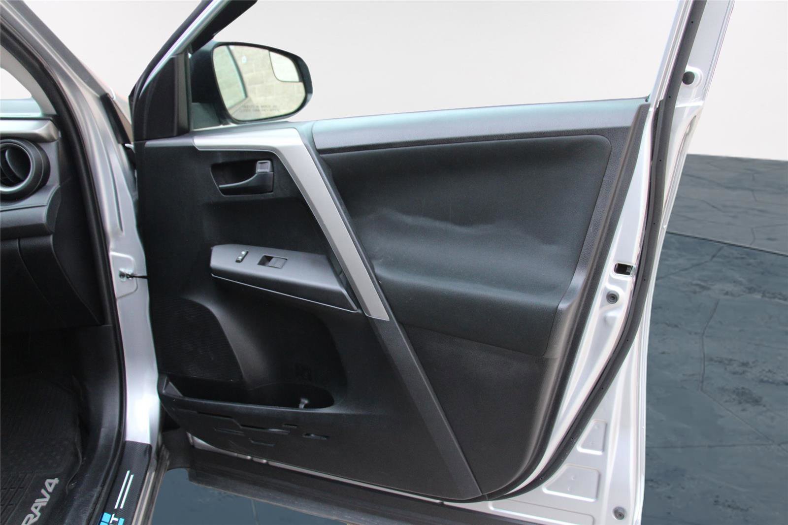 Used 2016 Toyota RAV4 LE image 29