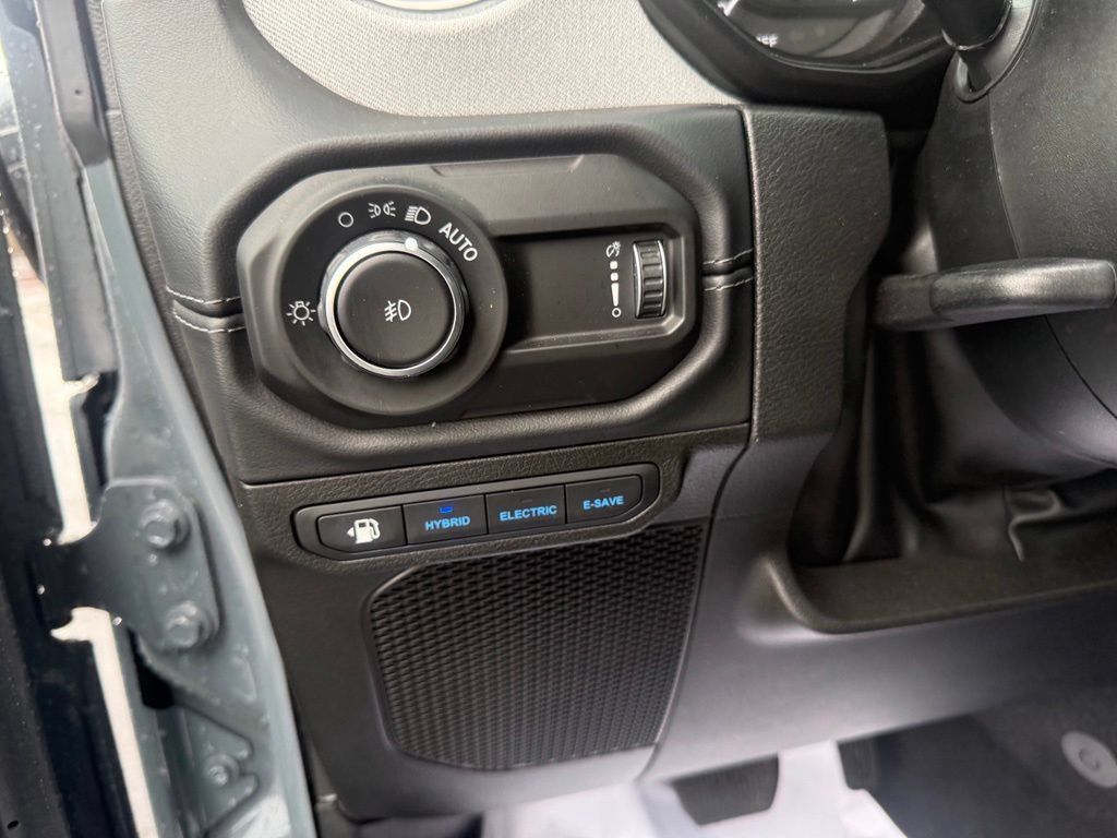 Used 2025 Jeep Wrangler Unlimited Sahara w/ Safety Group AWD/4WD image 13