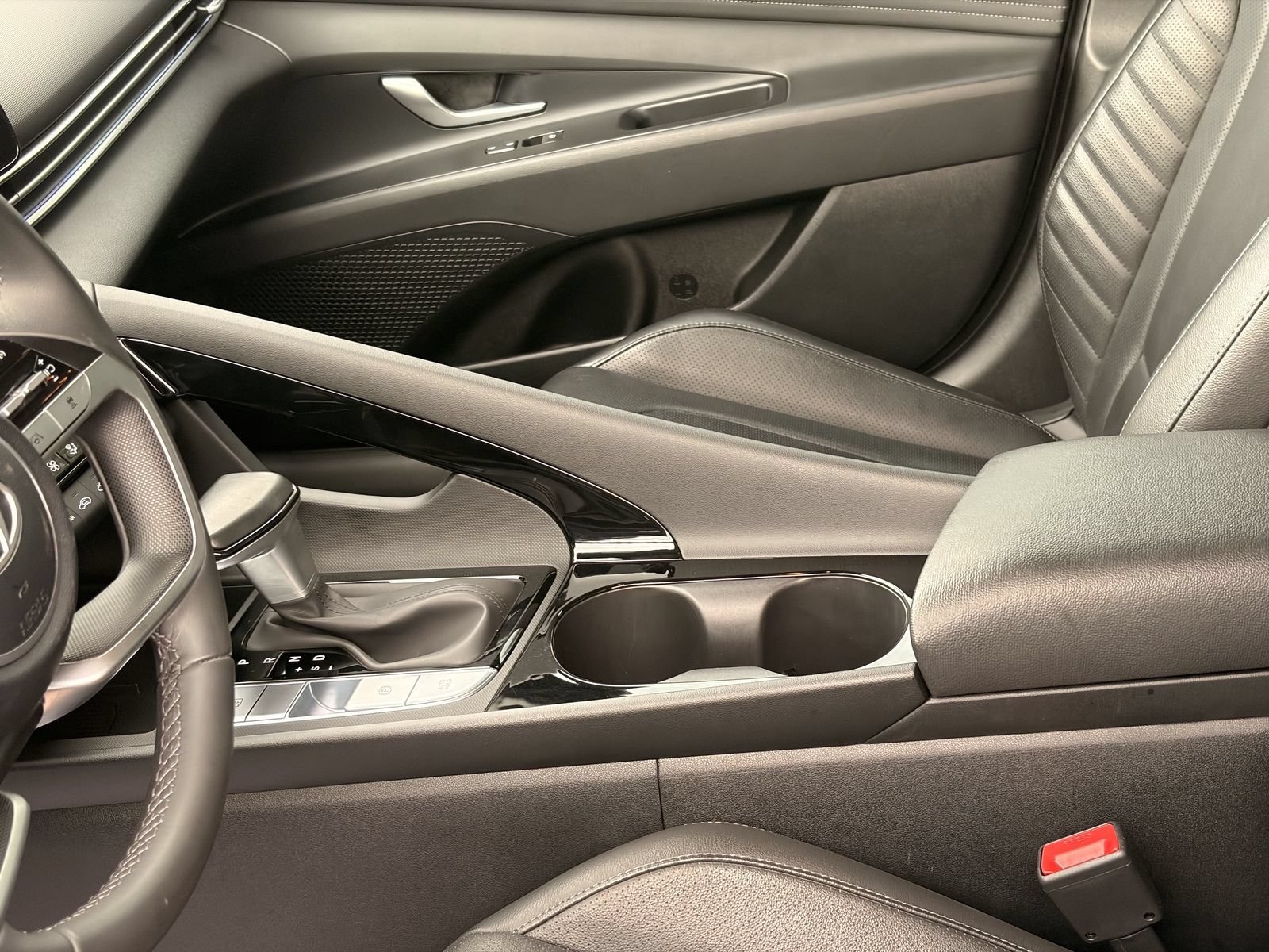 Used 2025 Hyundai Elantra Limited FWD image 17