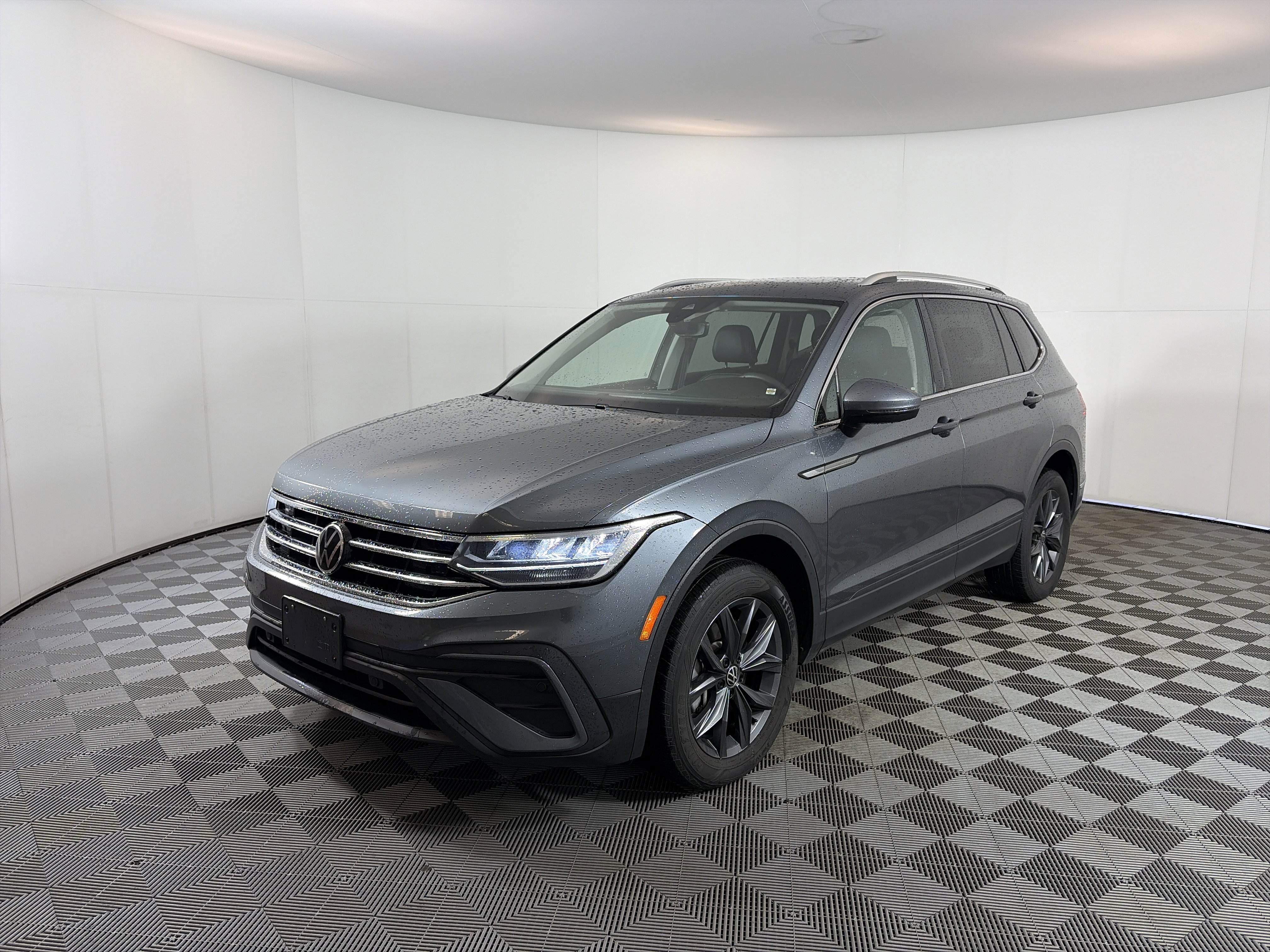 Used 2022 Volkswagen Tiguan SE image 2