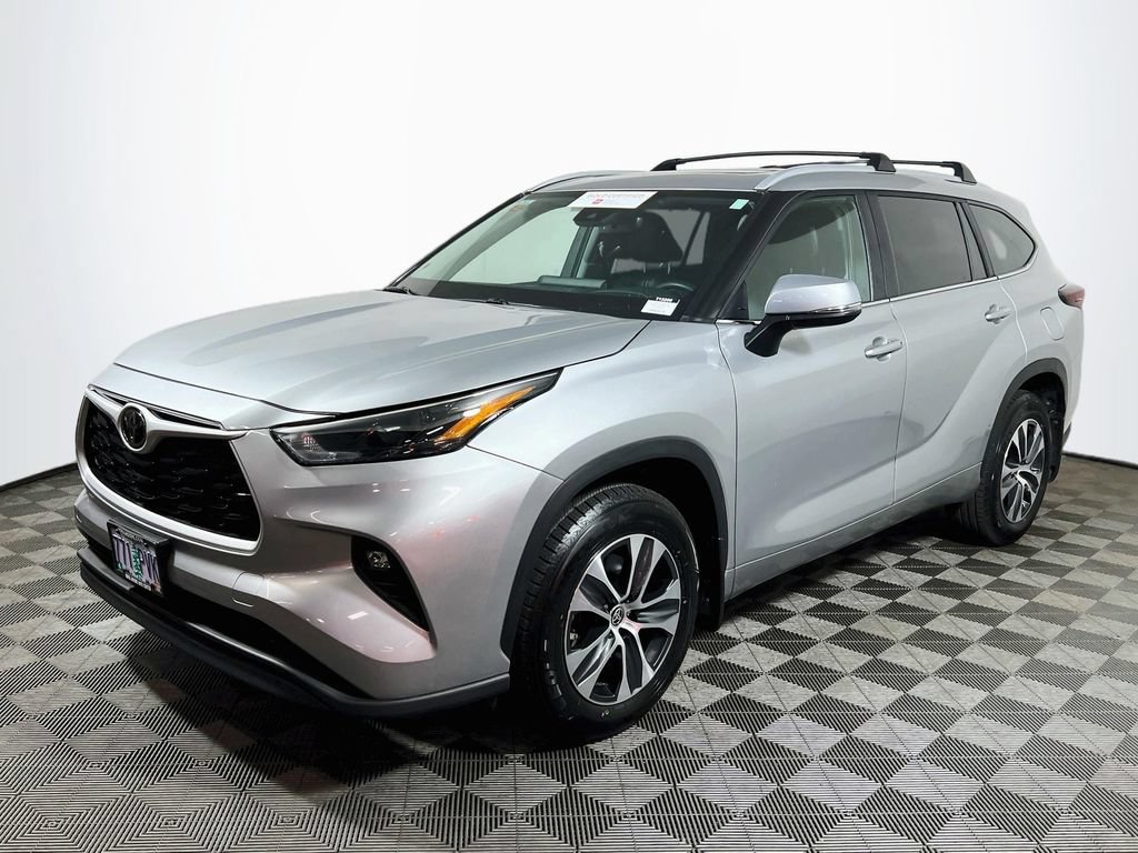 Certified 2024 Toyota Highlander XLE AWD/4WD image 3