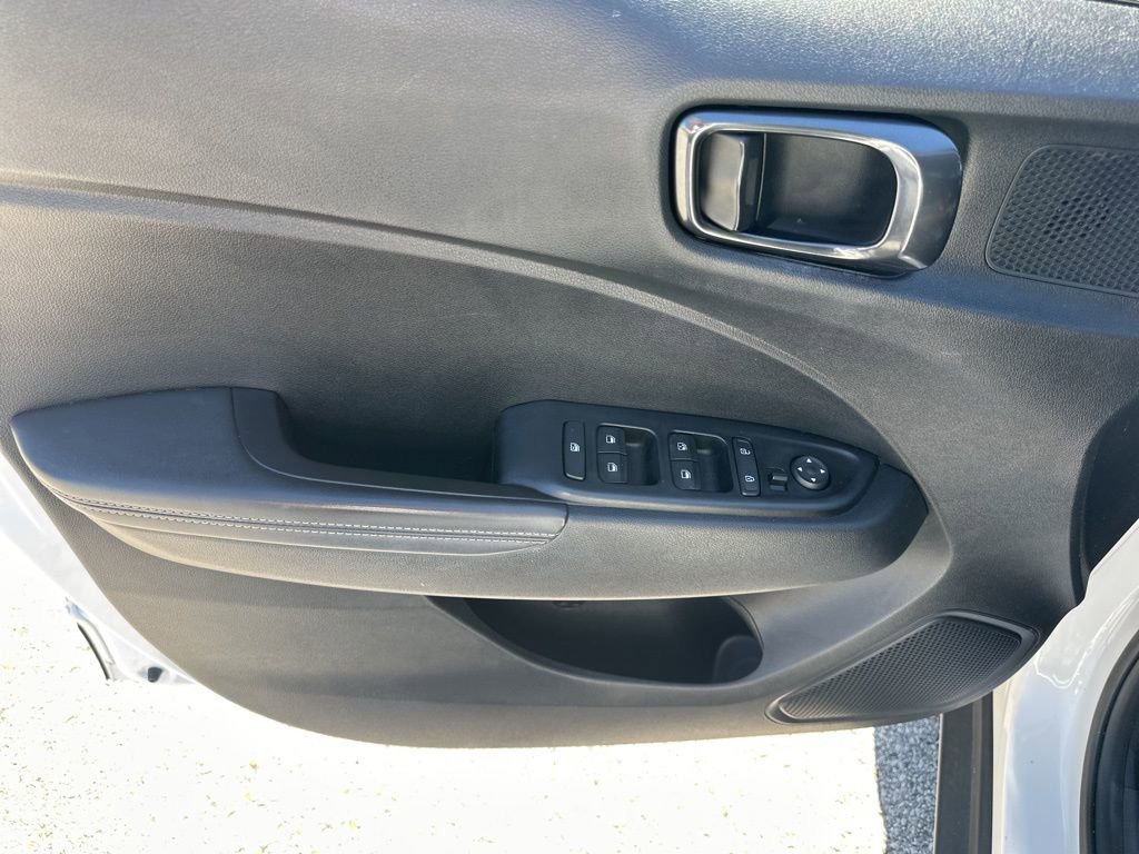 Used 2022 Hyundai Venue Limited w/ Cargo Package image 10