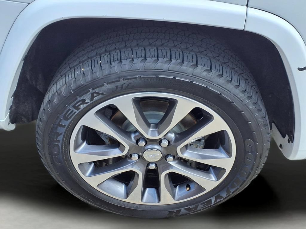 Used 2017 Jeep Grand Cherokee Overland w/ Jeep Active Safety Group RWD image 9