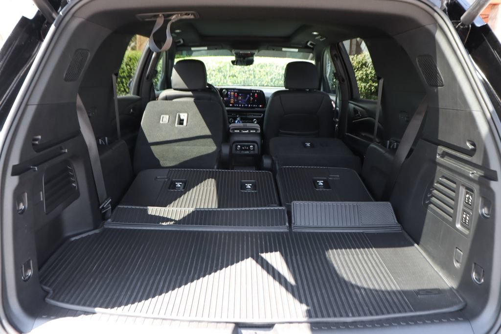 Used 2026 Chevrolet Traverse RS w/ LPO, Floor Liner Package FWD image 9