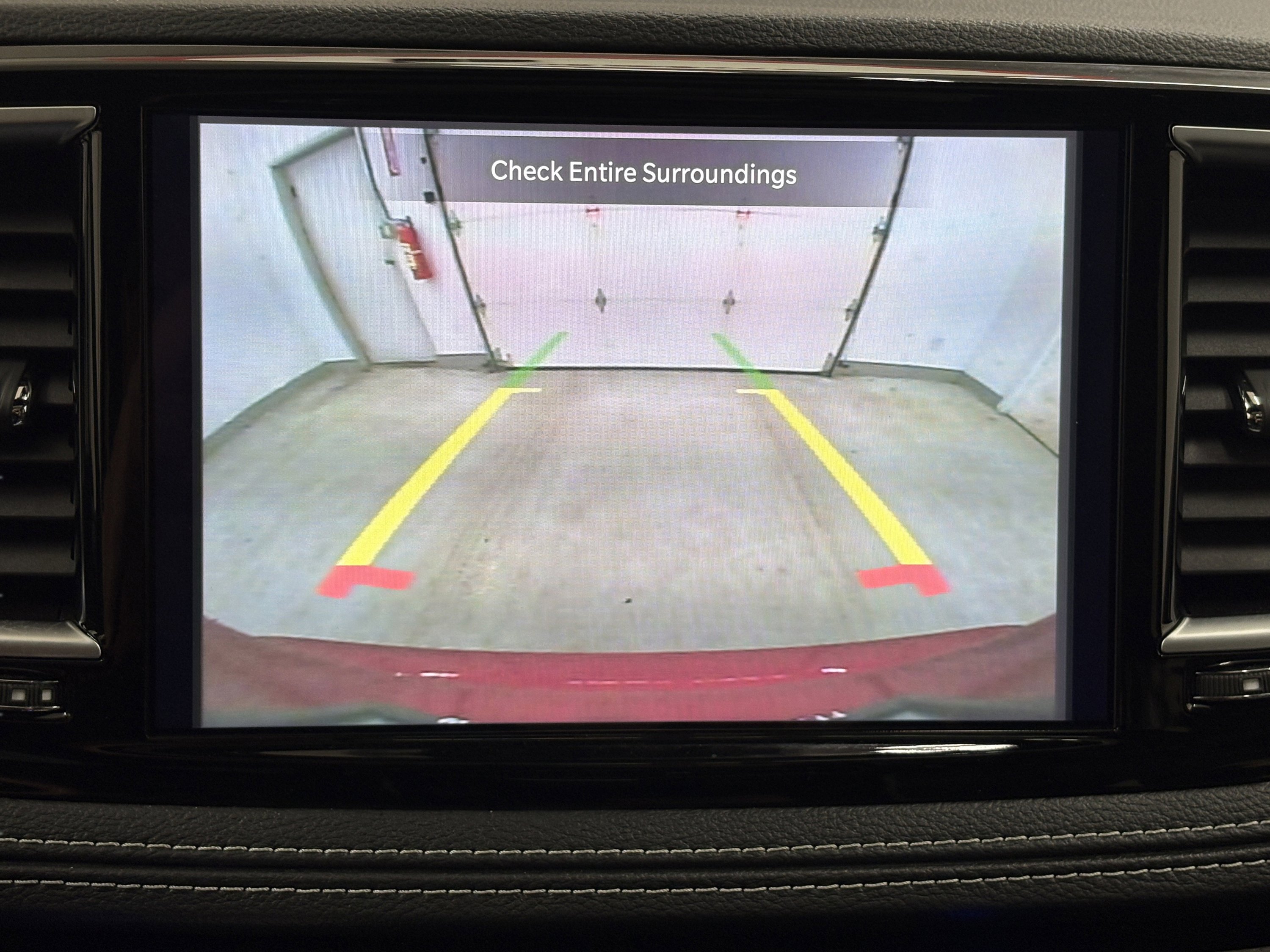 Used 2025 Chrysler Pacifica Limited image 16