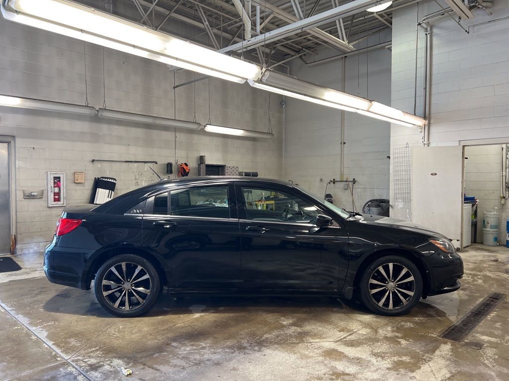 Used 2014 Chrysler 200 Limited w/ 200 S V6 Premium Group image 3